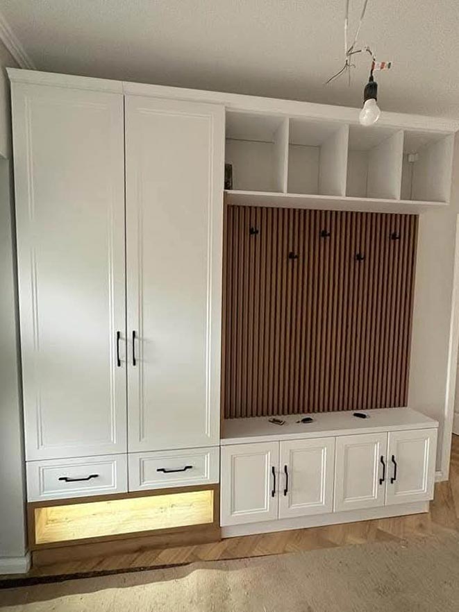 Feher mdf eloszoba tolgy lamellakkal 2