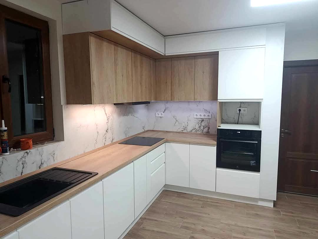 Feher mdf konyhabutor barna munkapultal es hatfal panellal 1
