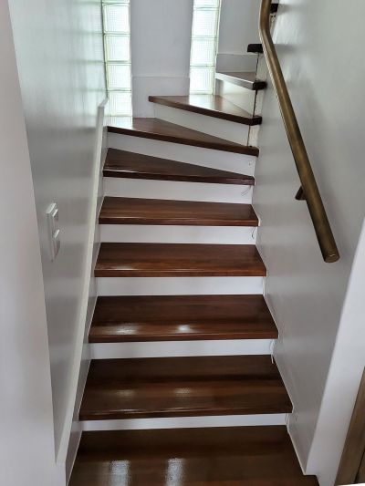 Rejtett ledvilágitásal elátott tömör bükk lépcső Fehére festett mdf homloklappal