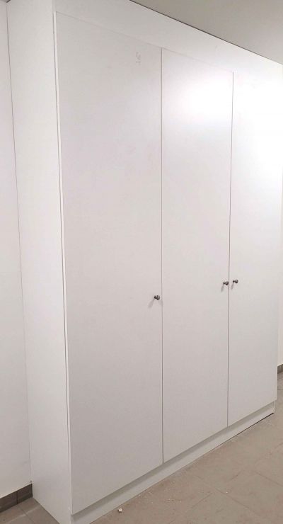 Esztétikai gépészeti takarószekrény és folyosói tárolórendszer