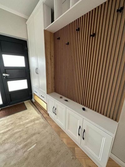 Fehér MDF előszobafal Tölgy lamellákkal