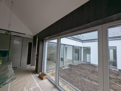 Egyedi dió falburkolati rendszer precíziós vázszerkezetre épített, rejtett rögzítésű falpanel