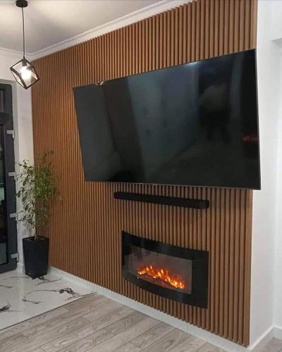 Lamelás tőlgy tv hátfal beépitett kandalóval és házimozival