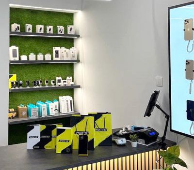 ShowMe Debrecen mobiltelefon-szaküzlet bútorzat